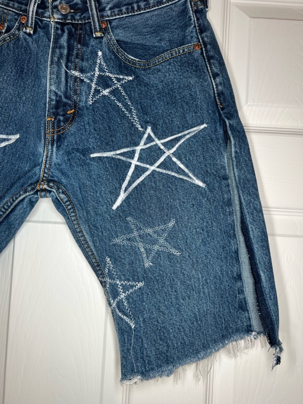 Levis 505 Cut off Custom Embroidered Star Jean Shorts Slit Sides Women 31"x11" - Picture 3 of 9